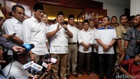 Saat menggelar konferensi pers, sejumlah tokoh terlihat mendampingi Prabowo, Anies Baswedan, dan Sandiaga Uno.