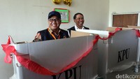 Ketua KPU Arief Budiman juga meninjau TPS 34 yang ada di Rusunawa, Jatinegara Barat, Jakarta.