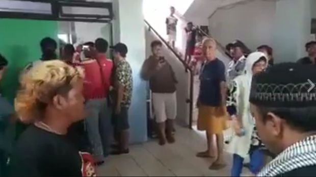 Pria mencak-mencak di rusun dan akan keluar dari rusun jika Ahok menang.