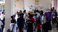 Di sebelahnya, terdapat dekorasi pesta di TPS 34, di rusun yang sama.