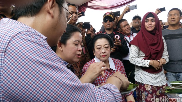 Saat Mega Santap Kerak Telor dan Traktir Warga di TPS