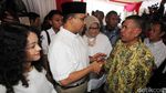 Warga Berebut Selfie dengan Anies