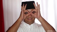 Anies pose tiga jari usai mencoblos di TPS 28 Cilandak, Jakarta Selatan.
