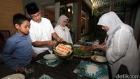Sarapannya nasi uduk.