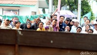 Anies-Sandi sendiri menang dalam sejumlah hitung cepat lembaga survei.
