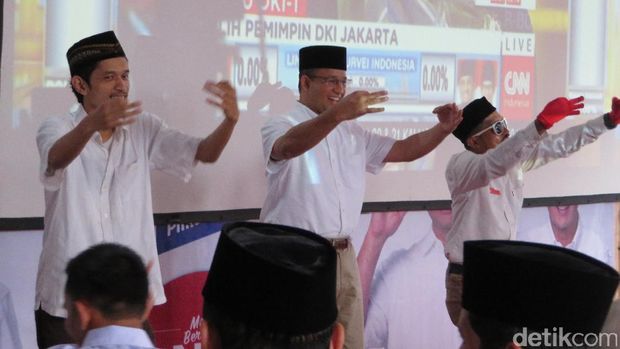 Datangi Posko Cicurug, Anies Joget Diiringi Lagu Kobarkan Semangat