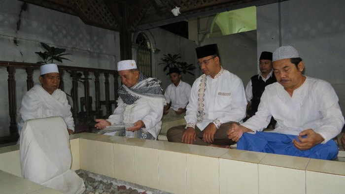 Usai Salat Subuh, Anies Ziarah ke Makam Sesepuh Lebak Bulus