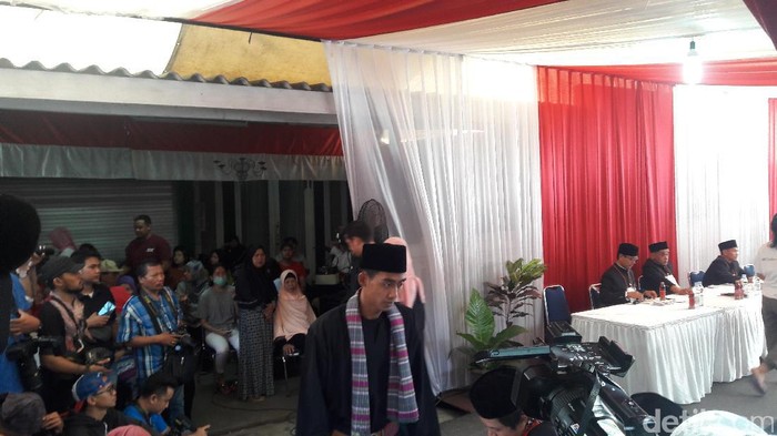Petugas KPPS di TPS Anies Pakai Baju Adat Betawi