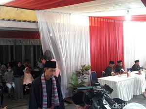 Petugas KPPS di TPS Anies Pakai Baju Adat Betawi
