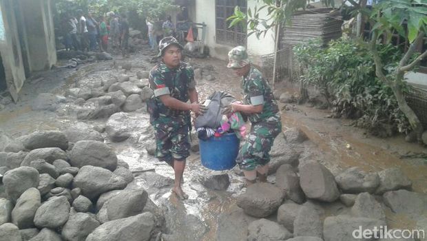 16 Rumah Rusak Diterjang Banjir Lahar Dingin Sinabung