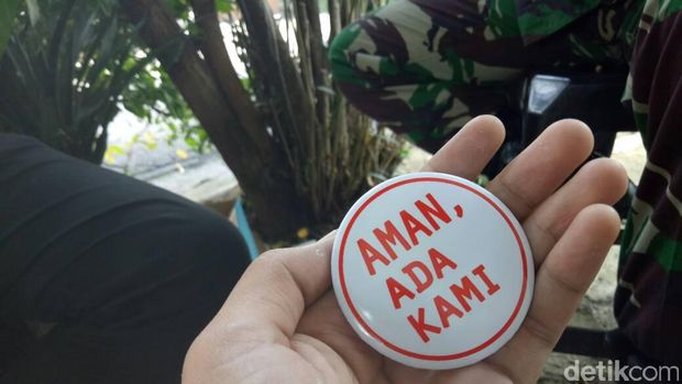 Pin 'Aman Ada Kami' di Dada TNI-Polisi yang Berjaga di Pilgub DKI