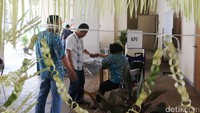 Janur kuning menghiasi TPS 33.