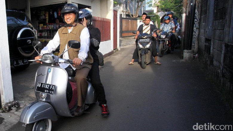 Anies naik Vespa saat pencoblosan bulan April 2017 lalu (Foto: Lamhot Aritonang) Anies naik Vespa saat pencoblosan bulan April 2017 lalu (Foto: Lamhot Aritonang)