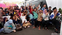 Perhitungan suara pilkada DKI Jakarta dimulai di TPS 28, Cilandak Barat, Jakarta Selatan. Sejumlah warga yang hadir menyaksikan proses tersebut nampak antusias dan meriah.