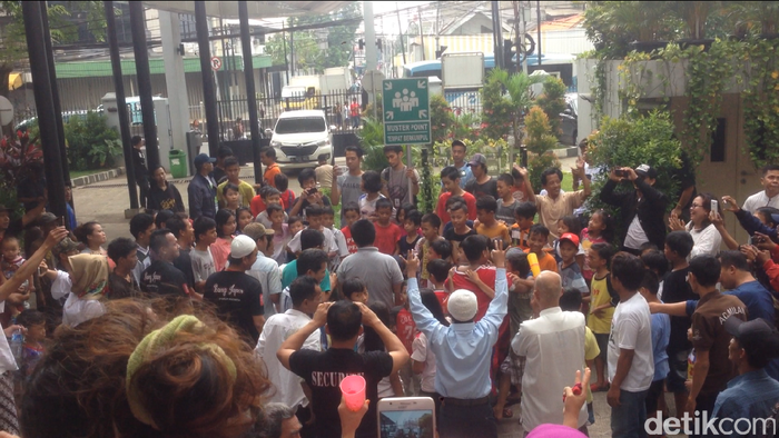Anies-Sandi Menang di Rusun Jatinegara, Pendukung Bernyanyi