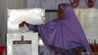 Warga memasukkan surat suata ke kotak suara usai mencoblos di TPS 04, Gambir, Jakarta Pusat, Rabu (19/4/2017).