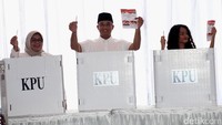 (Ki-ka) Fery Farhati Ganis, Anies Baswedan, dan Mutiara Annisa menunjukkan surat suara sebelum mencoblos.