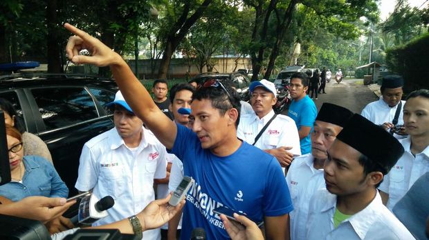 Jelang Nyoblos, Anies Konvoi Beli Kue dan Sandiaga Jogging Cek TPS
