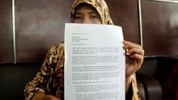 Sejumlah warga dari tokoh masyarakat dan tokoh agama dari desa sekitar pabrik semen PT Semen Indonesia di Rembang, Jawa Tengah menunjukkan surat aduan yang ditujukkan ke Komisi Nasional Hak Asasi Manusia (Komnas Ham), Jakarta, Selasa (18/4/2017). Pool/Munzir.