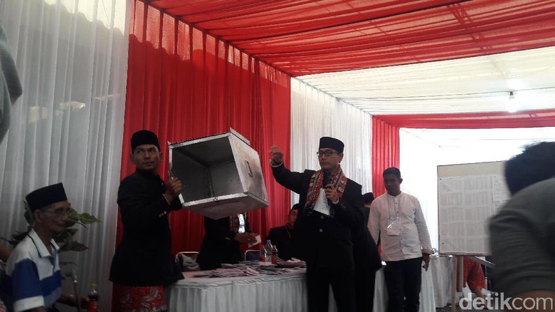 Sorakan Dukung Anies Bergema Saat Hitung Suara di TPS 28 Dimulai Sorakan Dukung Anies Bergema Saat Hitung Suara di TPS 28 Dimulai