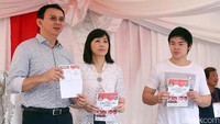 Veronica memilih siluet kebaya modern dan dipadu dengan celana jeans juga flats, yang memberi kesan kasual dengan bros kecil berwarna perak disematkan untuk memberi sentuhan formal. Ahok tampil netral dengan warna abu-abu, sementara sang istri cantik dan elegan berkebaya putih. (Foto: Rengga Sancaya/detikcom)