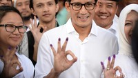 Usai mencoblos, Sandiaga beserta istri dan anaknya kompak mencelup 3 jari ke tinta. Setelah itu, dengan wajah semringah, mereka kompak melakukan salam 3 jari.