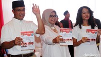 Anies bersama istri dan anaknya datang ke TPS dengan mengenakan baju berwarna putih. Ketiganya sempat menunjukkan surat suara sebelum melakukan pencoblosan.