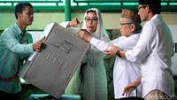 Orang tua Sandiaga Uno juga mencoblos di TPS ini.