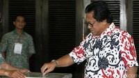 OSO memasukkan surat suara ke kotak suara.