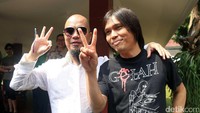 Dhani salam OK OCE usai mencoblos, sedangkan Once salam dua jari.  Foto: Ismail/ detikHOT