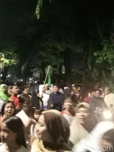 Massa lintasi Rumah Borobudur Ahok-Djarot / 
