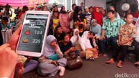 Pantauan detikcom di TPS 28, Jalan Lebak Bulus II, Cilandak Barat, Cilandak, Jakarta Selatan, Rabu (19/4/2017), sejak pukul 13.47 WIB, surat suara mulai dihitung oleh petugas TPS 28.