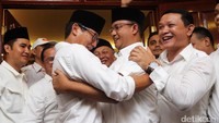 Sandiaga pun memeluk pasangannya, Anies Rasyid Baswedan.