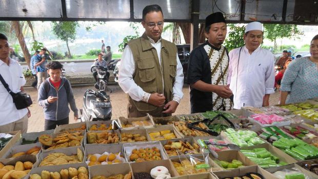 Jelang Nyoblos, Anies Konvoi Beli Kue dan Sandiaga Jogging Cek TPS