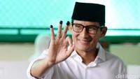 Usai mencoblos, Sandiaga Uno melakukan salam 3 jari.
