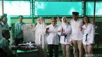 Sandiaga dan keluarganya berfoto bersama.