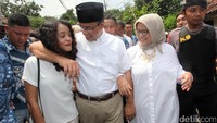 Fery, Anies dan putrinya, Mutiara Annisa kompak berbaju putih. Sang istri pun tampak mengenakan kalung statement warna emas yang memberi sentuhan glamor pada gaya kasualnya. (Foto: Lamhot Aritonang/detikcom)