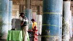 Warga Mencoblos di Kolong Tol