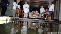 Sebelumnya, Anies juga sempat sarapan bersama keluarga besarnya.