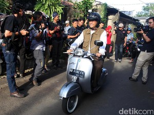 Gaya Santai Anies Baswedan Naik Vespa