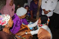 Bupati Lampung Timur Menangis Saat Kunjungi Mbah Sariyati