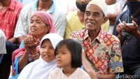 Seorang warga tampak berdoa di sela-sela penghitungan suara.