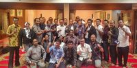 Saat Menaker Duduk Lesehan dan Nyanyi Bersama Pimpinan Serikat Buruh