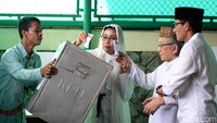 Sandiaga Uno dan keluarganya mencoblos di TPS 01, Selong, Kebayoran Baru.