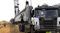 Dalam pantauan di lapangan, tepatnya di titik exit tol di Pasekaran, Kabupaten Batang, beberapa alat berat tampak tengah memindahkan grinder bentang 50. Grinder seberat 130 ton ini, akan ditata sebelum ditutup oleh cor beton. Pool/Robby Bernardi.