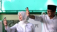Sandiaga Uno menunjukan 3 jarinya yang dicelupkan ke tinta.