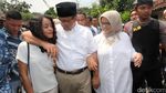 Warga Berebut Selfie dengan Anies