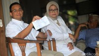 Anies menunjukan surat undangan memilih.