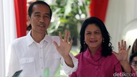 Jokowi dan Iriana menunjukkan jari kelingking yang telah dicelupkan ke tinta sebagai tanda telah memilih.