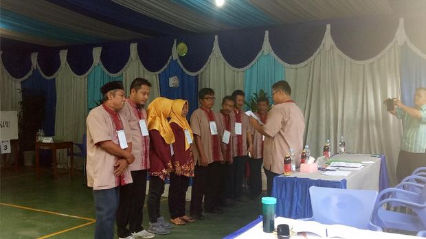 Petugas di TPS berdoa agar Pilkada DKI berjalan aman.